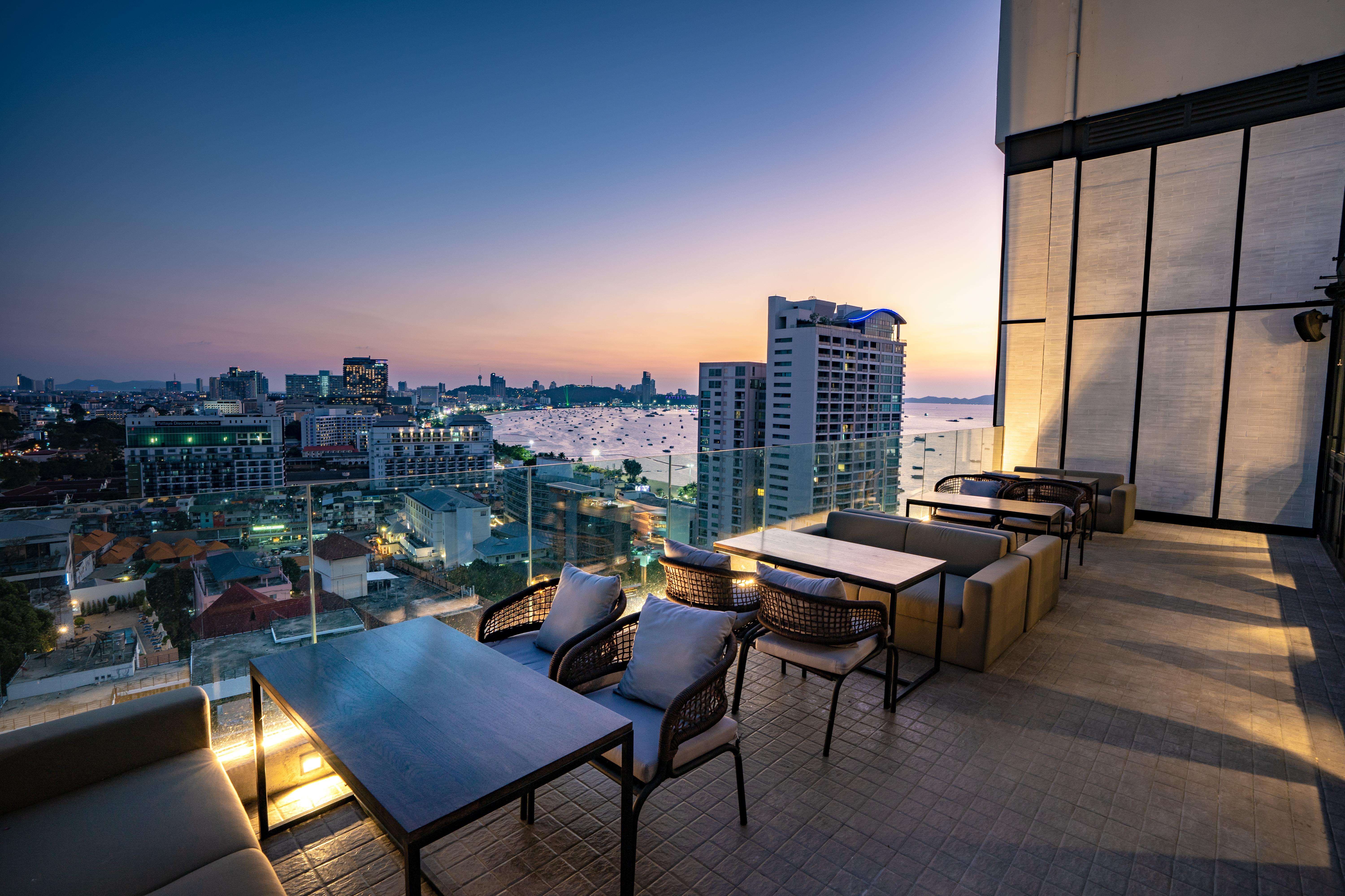 Mytt Hotel Pattaya - Sha Extra Plus Kültér fotó View from the rooftop lounge